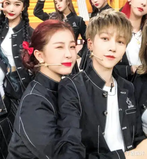 虞书欣校园照被热议,气质清纯动人,我却在意同队的刘雨昕_照片