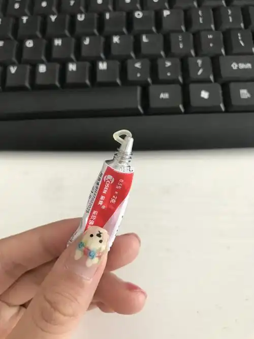 听说红霉素眼膏可以涂到鼻子里缓解鼻塞,但每次打开,总是一股脑的涌