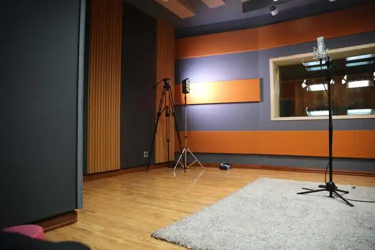 木屋配音 2018-04-23 随着互联网的高速发展和数字化录音设备的更新