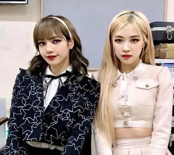 韩团成员lisa要单飞自律练出女神身材如今还成为时尚偶像