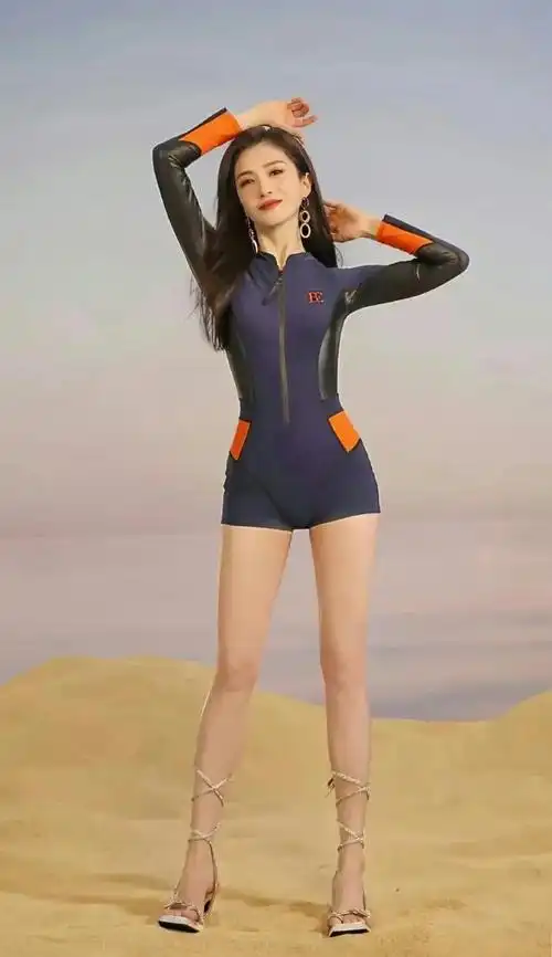 江疏影泳装代言大片匀称的身材感觉很紧致的样子