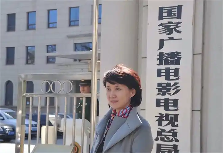 央视cctv13主持人(央视"首席女主播",《新闻联播》26年0失误,今59岁)