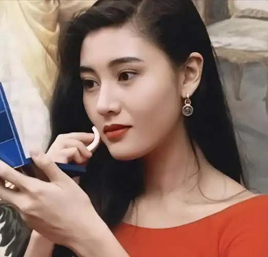 张曼玉,黎姿,李嘉欣等等,这些当年风华绝代,惊艳众人的美人们,举手投