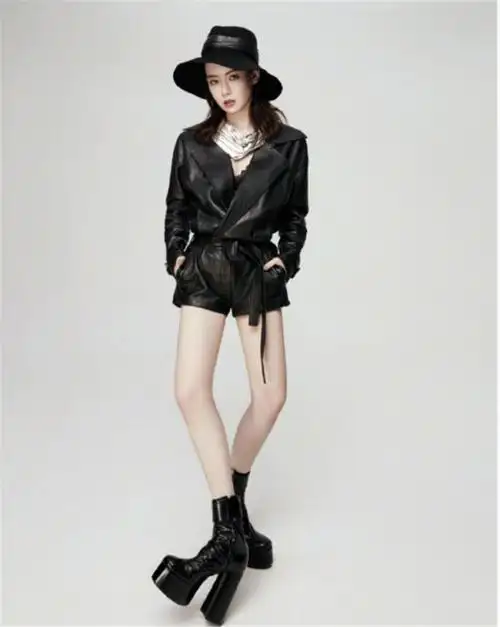 戚薇厉害了!脚上竟踩着20cm 的恨天高,普通人都不敢穿!