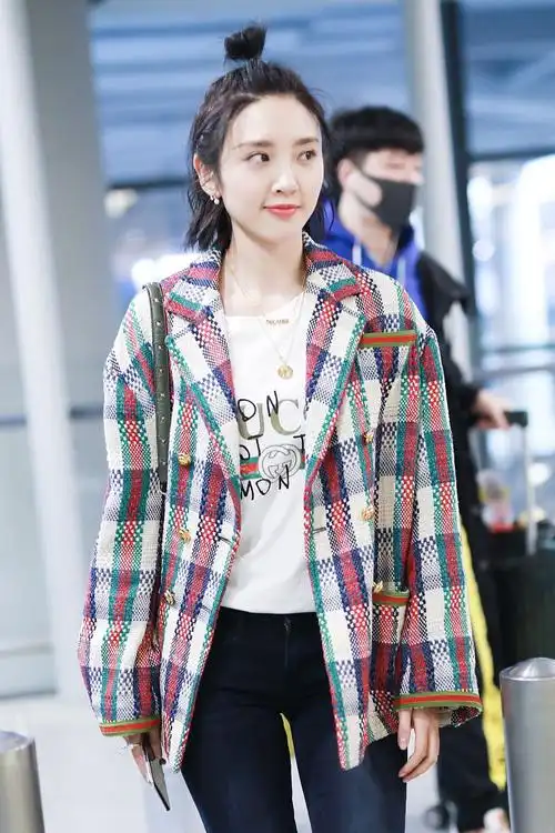 近日,唐艺昕从北京飞往上海亮相机场,身穿格纹外套下搭破洞黑色修身裤