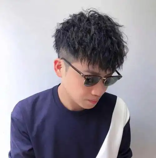 最酷炫的锡纸烫发型推荐 男生头发烫卷出门帅炸街_男生烫发 - 美发站