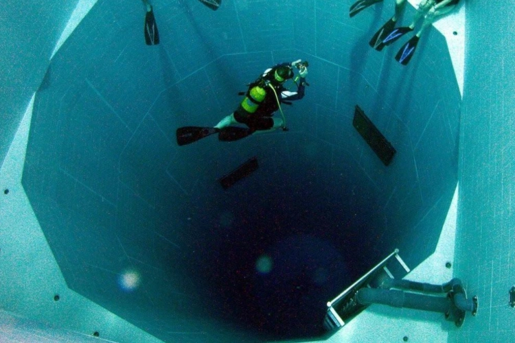 全球最恐怖的三个游泳池,第一个池水如血,最后一个用生命在游泳