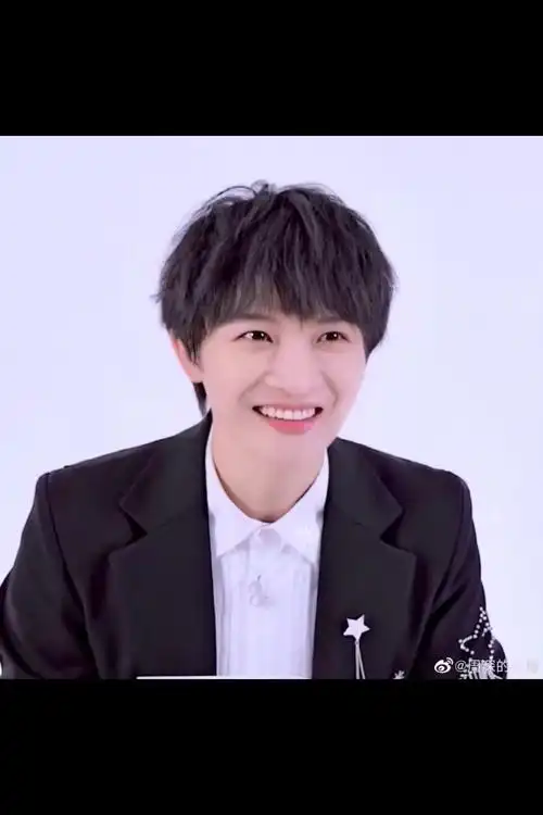 周深,你的笑容干净得像午后细碎的阳光,洒在花朵上,眸子是渺渺的星河.