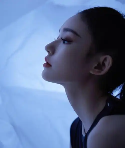 林允高马尾时尚大片利落飒爽