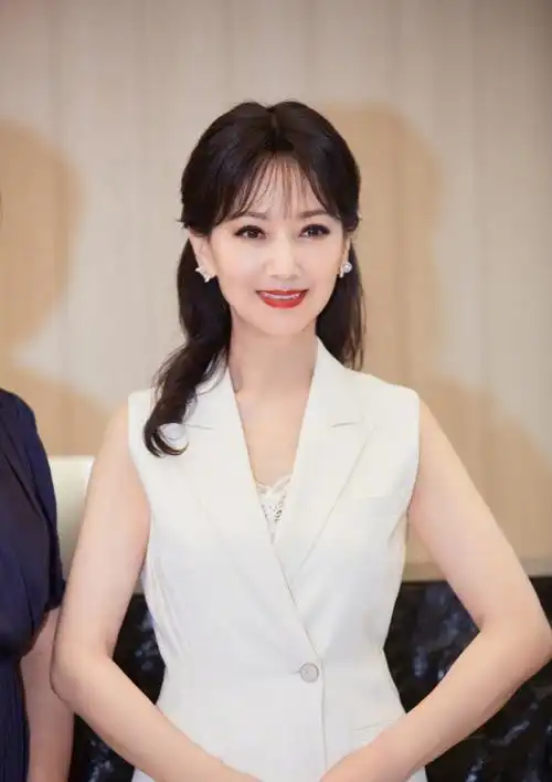 67岁赵雅芝晒美照穿西装尽显温婉不愧是最美白素贞