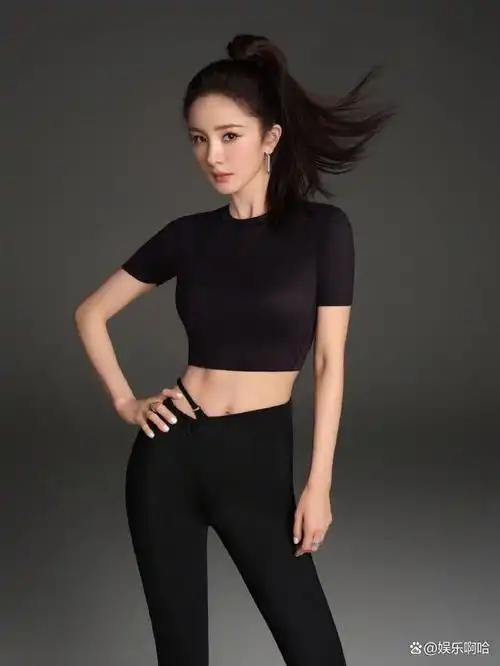 杨幂解锁纯黑色造型细腰秀马甲线魔鬼般的身材让人移不开眼