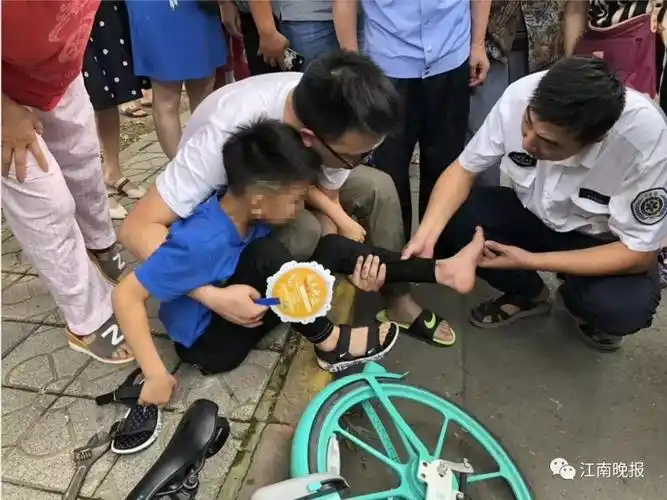 今天上午10点刚过 梁溪区五星家园b区一居民楼门口 有一8岁左右小男孩