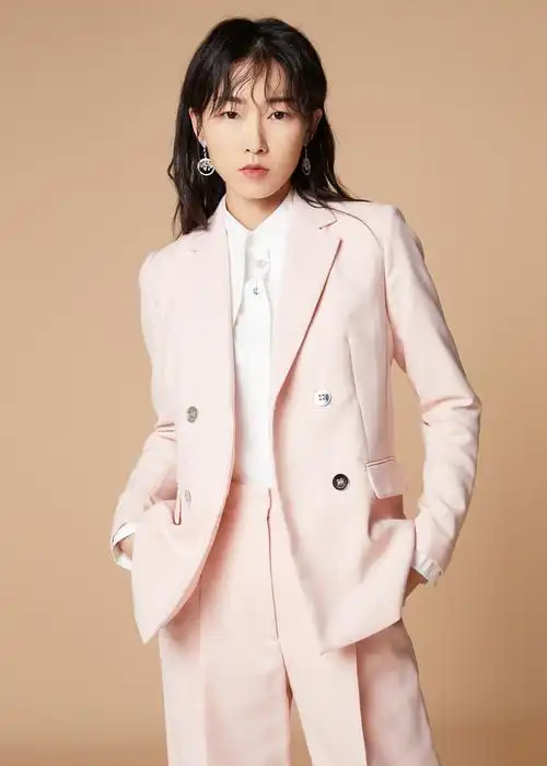 刘洛汐全新写真大片曝光 粉色西装可攻可萌气场全开
