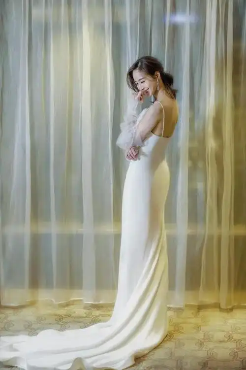 张钧甯薄纱礼服亮相上海电影节轻盈逸态雅致美丽