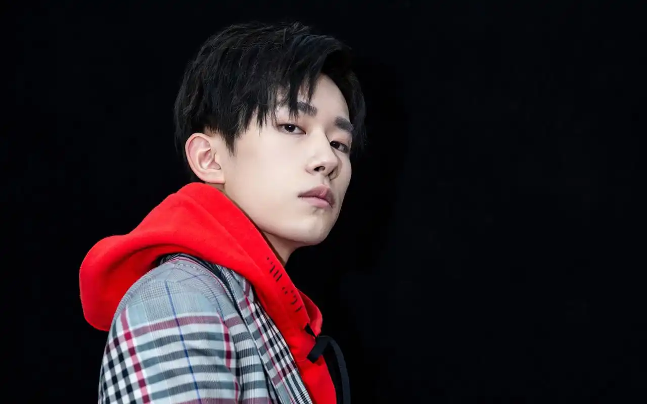 易烊千玺十八岁成年礼写真图片壁纸