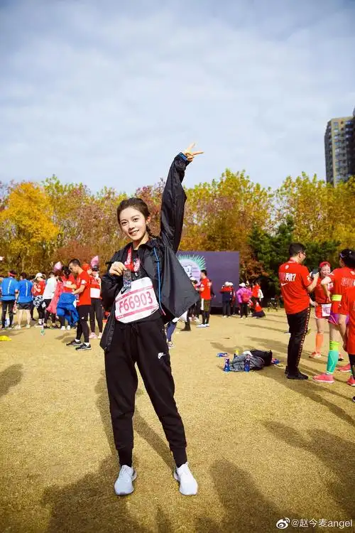 年轻真好,赵今麦居然去跑上海马拉松了