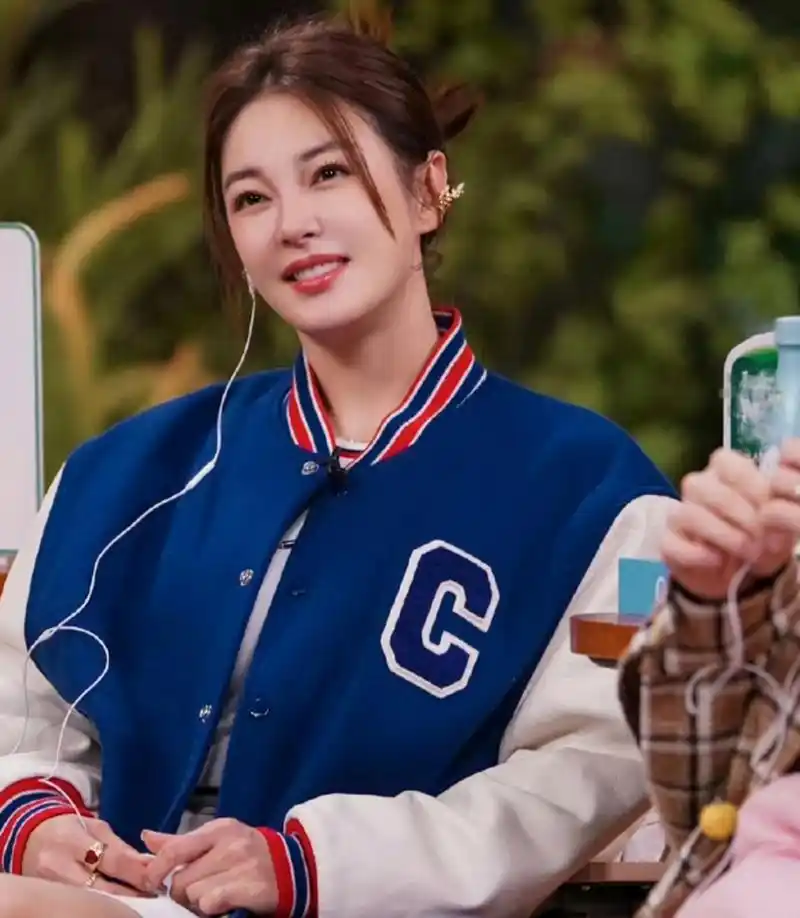 张雨绮录综艺一脸认真,穿着蓝色棒球服外套很减龄,全程保持一个坐姿不