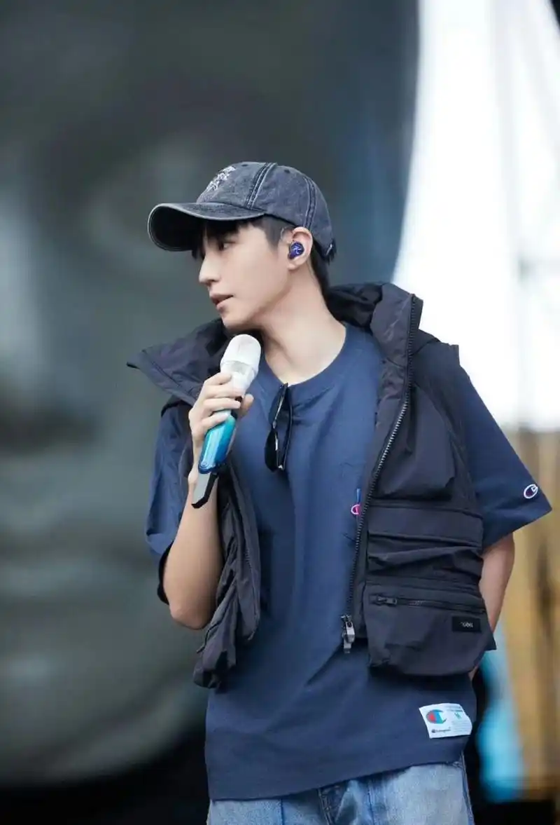 王俊凯彩排花絮新鲜出炉~[期待] 呜呜蓝色的k标耳返,蓝白色渐变话筒