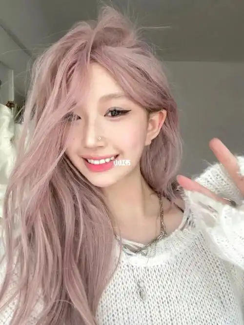 几个度94洋气又温柔,还超级甜美,室外眼光下偏粉紫粉色头发尽显高级