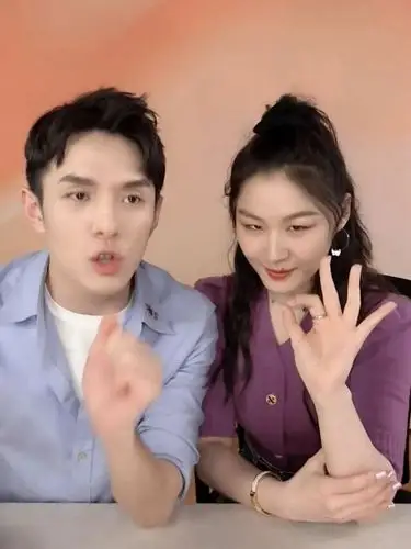 关晓彤 紫色的开衫色调柔和高.