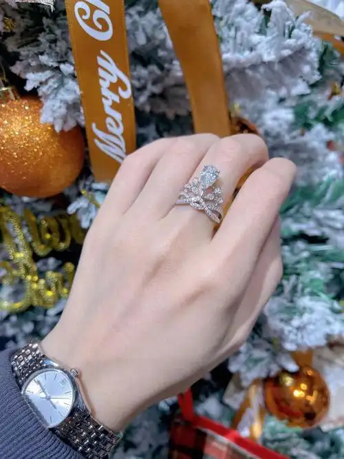 96超爱的水滴钻戒,也是看angelababy结婚带的,真的超好看,一直觉得