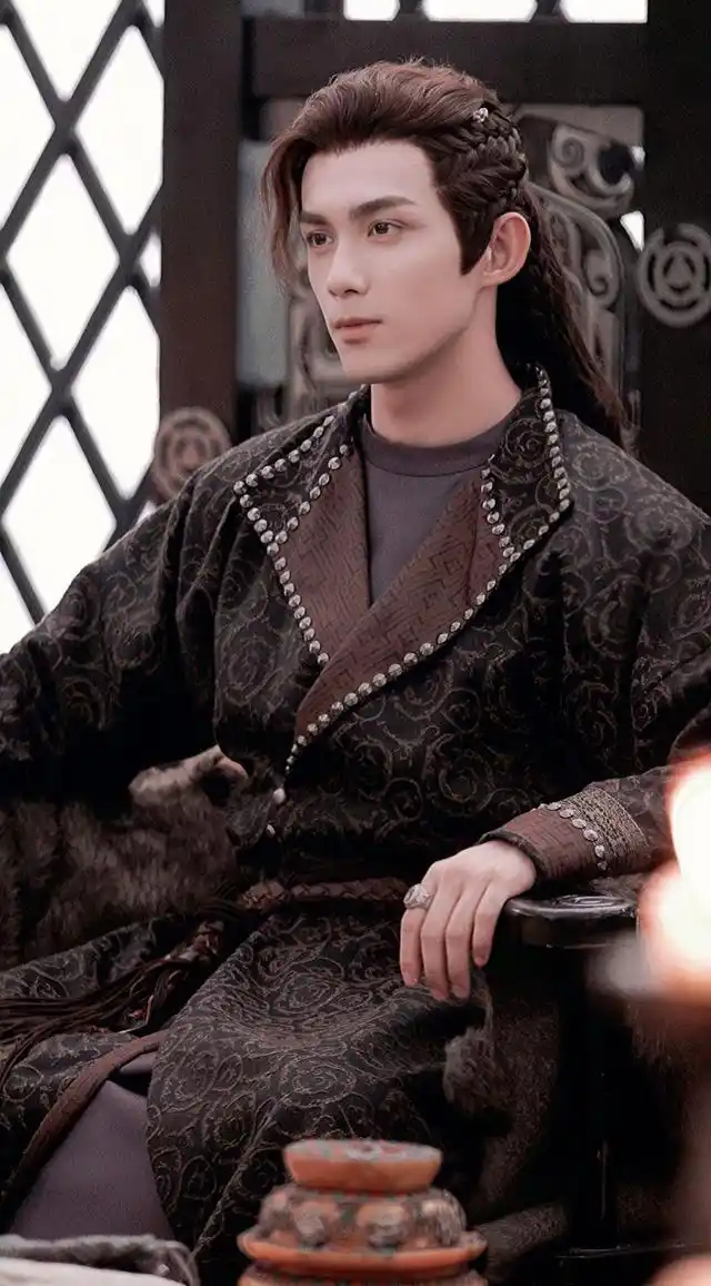 热播剧《长歌行》里吴磊的装扮也是很男人味,和以前给人的感觉完全不