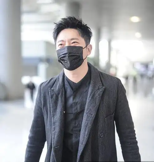 郭京飞一向是十分低调的,精致的短发看上去成熟又稳重.