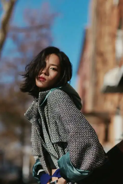 超模刘雯身穿chanel斜纹软呢大衣街拍