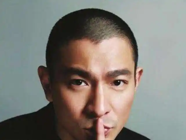 刘德华,在娱乐圈沉沉浮浮几十年,什么样的发型他都尝试过,寸头自然也