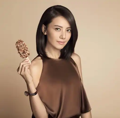 高圆圆知性迷人,拍摄某品牌广告大片