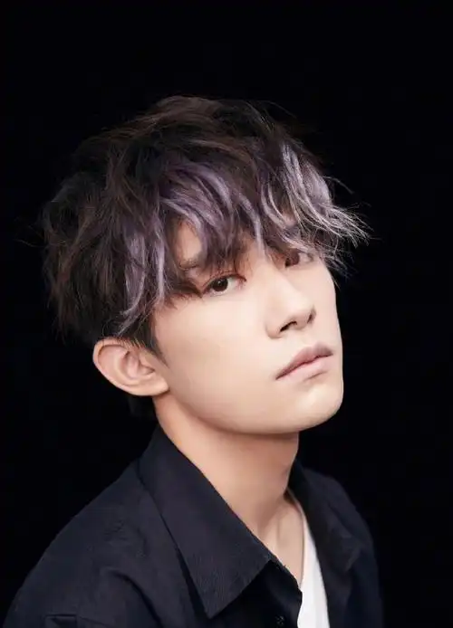 易烊千玺挑染刘海