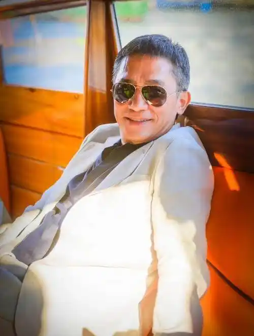 刘嘉玲梁朝伟现身巴黎,合体为好友庆生,61岁梁朝伟理寸头穿红衣