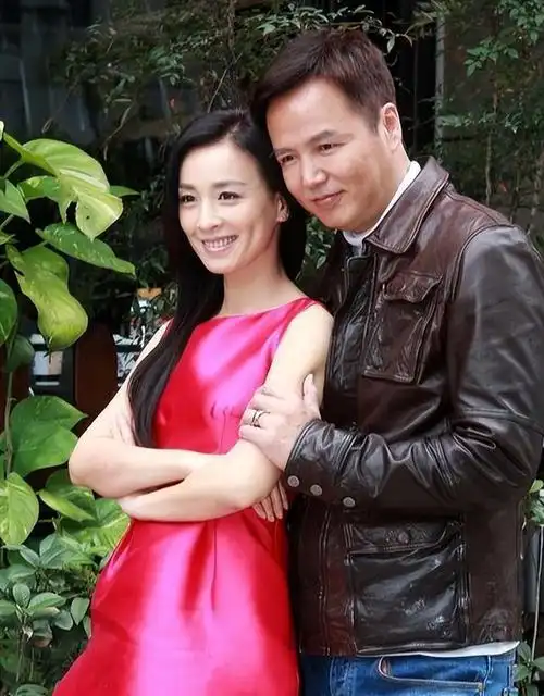 虽然这俩人看起来像是隔了好几个辈分,但其实年龄就差了10岁,差距真的