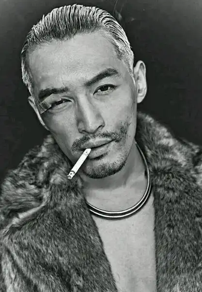 霸屏男神胡歌这个抽烟的形象真的是太颠覆了.