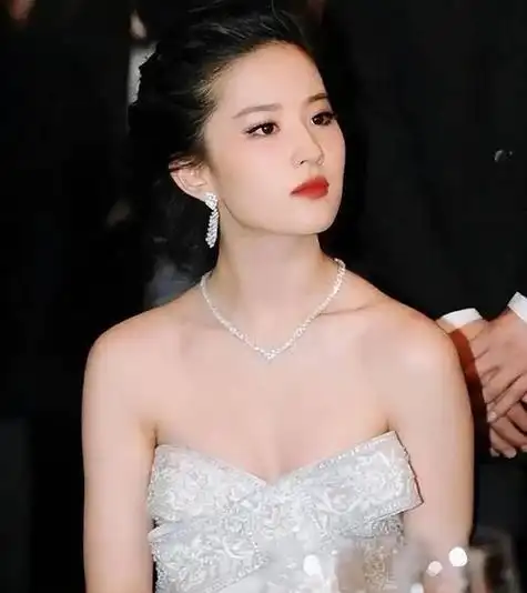 刘亦菲为何单身至今?不是没人愿意娶,看完这些照片你