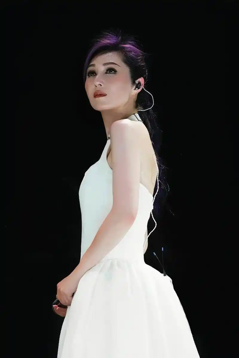 今晚女神杨千嬅的每一张照片都收藏了.今晚的快乐是千嬅给的. - 抖音