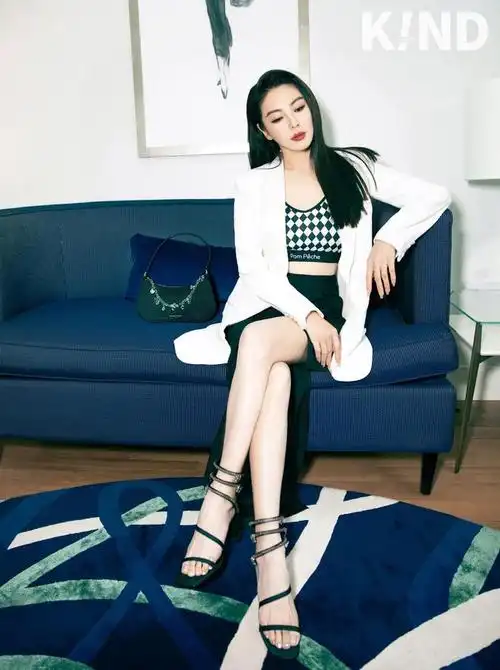 张雨绮直播争议后首登封面,穿性感透视抹胸,法国街头大秀好身材