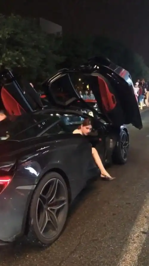 迈凯伦720s蝴蝶门的霸气美女下车关车门那刻展现了这台车的霸气