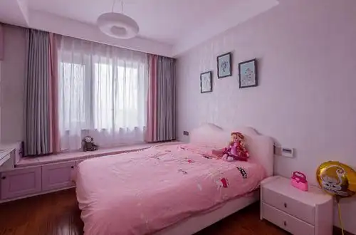 卧室的装修是严谨的,卧室床头柜要根据床的大小而定,1500mm的床放500