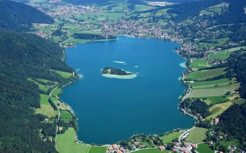 施利尔塞湖湖边的施利尔塞市镇 湖中小岛航拍