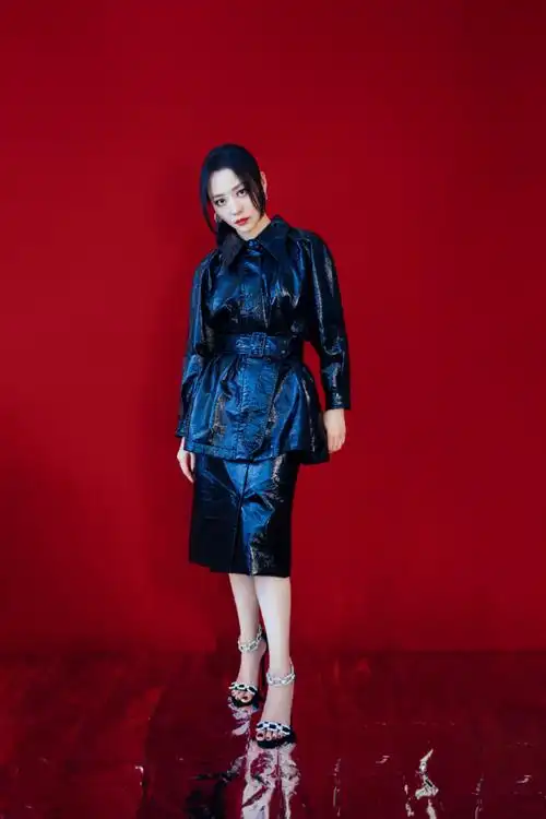 张靓颖厉害了,把别人不敢穿的皮衣穿出了时尚感,这衣品不得了_手机