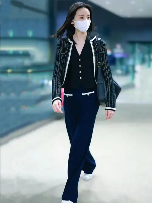 43岁董洁离婚11年后带儿子走机场,素颜气质一绝,顶顶帅气像爸