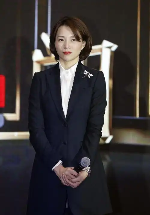 台上的董卿真漂亮穿粉红色旗袍韵味十足身材优势令人羡慕