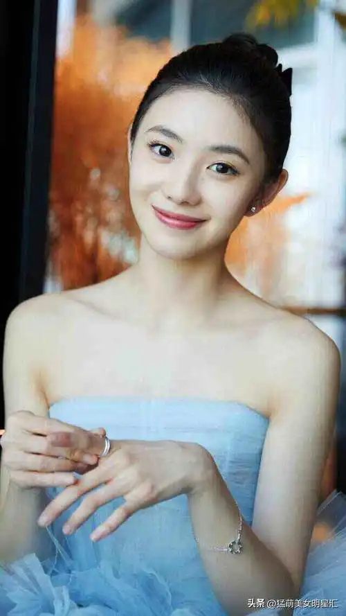 从小学习钢琴,大提琴等乐器,2011年,她获得全台湾大提琴比赛第一名,并