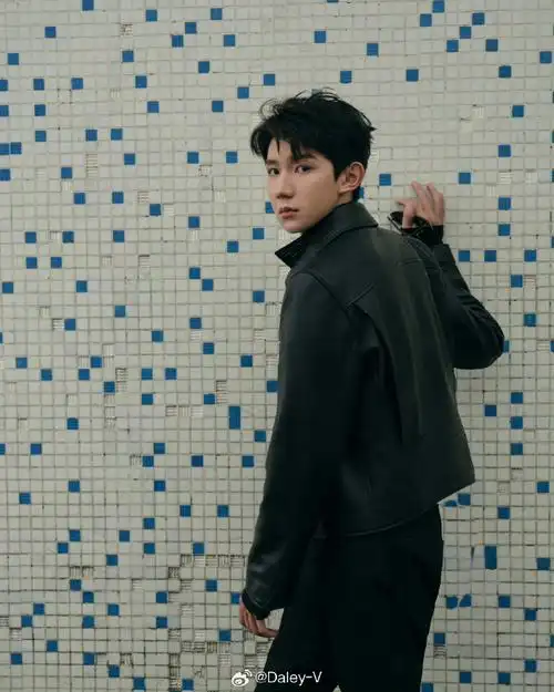 王源黑色皮衣造型##王源绿海