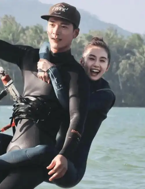 王子文新恋情疑曝光,与帅气鲜肉紧拥冲浪,男方体贴耐心胜吴永恩_男生