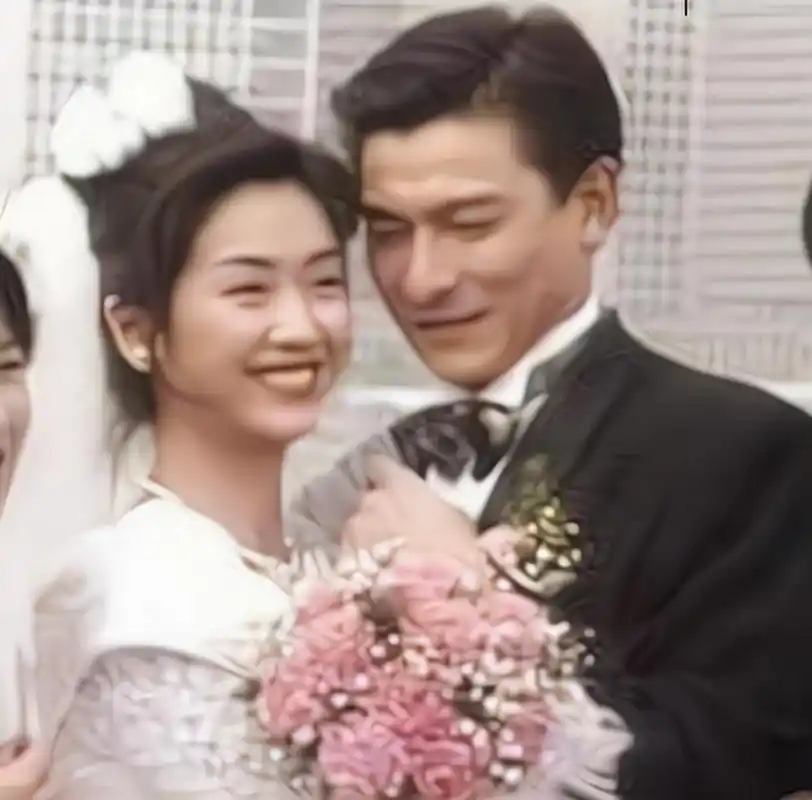 刘德华在演唱会上向吴倩莲求婚被拒的事情很令人惋惜,但两人最终还是