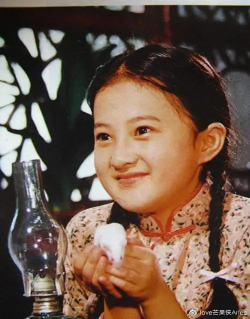 此次,金铭在社交平台上晒出了模仿表情包的视频挑战,已经年近四十的