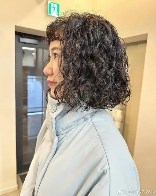 女人头发少,发型就选全头烫,蓬松时尚,尽显洋气风范