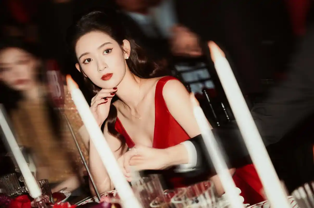 王玉雯深v酒红礼服晚宴图.复古明艳,性感优雅.